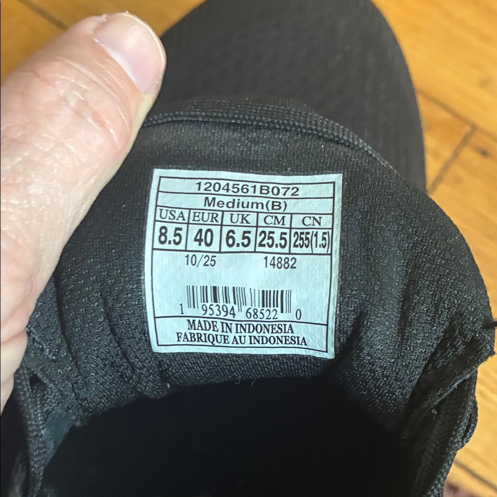 Brooks Black Athletic Shoes with Brown Sole Revel 8 worn once!! - Picture 6 of 6